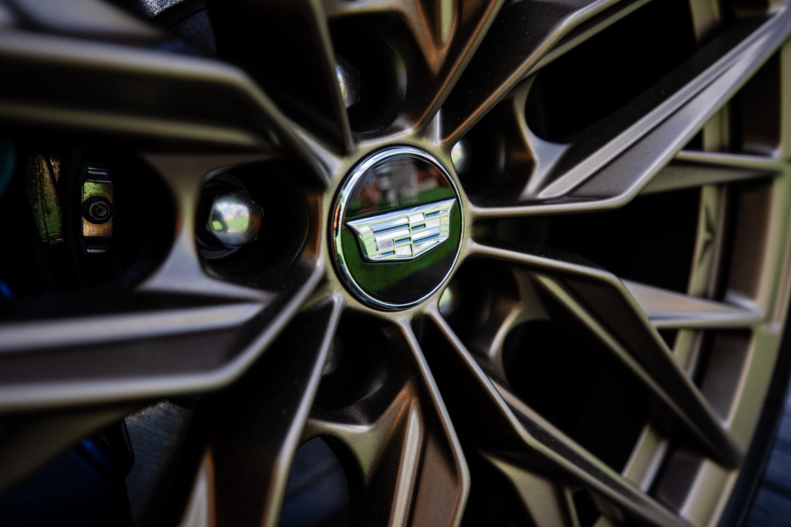 Cadillac logo in the center of a wheel display.